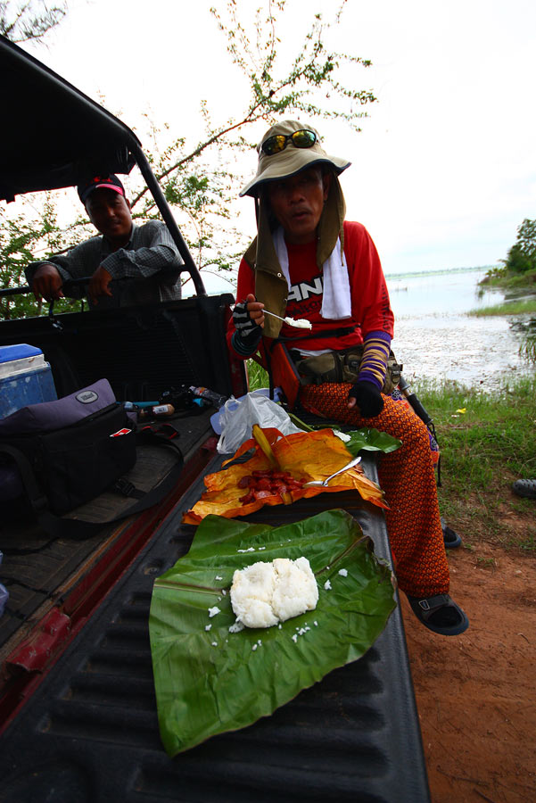 ข้าวหอมมะลิ ห่อใบตอง....พร้อมกุนเชียงทอด..
ดูธรรมดา ง่าย ๆ....แต่ได้ใจในวันพักผ่อนแบบนี้...
 :grin