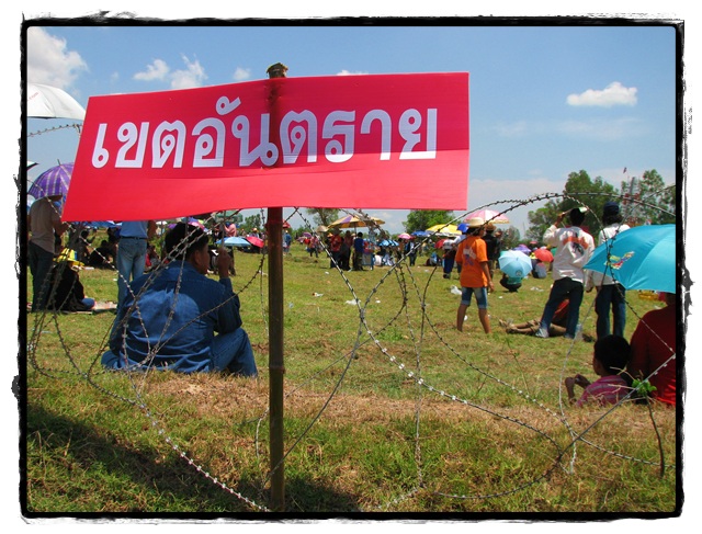 ขนาดปักปล้ายเอาไว้ ยังไม่มีใครสนใจ เข้าไปดูอยู่ใกล้เลย