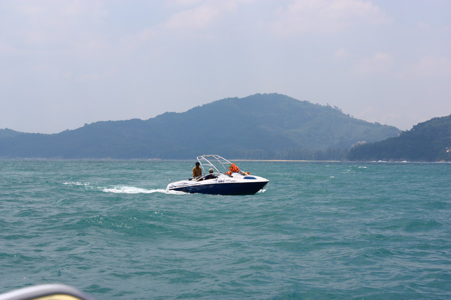  [b]เรือเจ๊ต YAMAHA 20ฟุตลำสวยของโกสิ่นแวะเข้ามาทักทาย ก่อนจะแยกไปโสกปลาทูเอากลับบ้าน[/b]