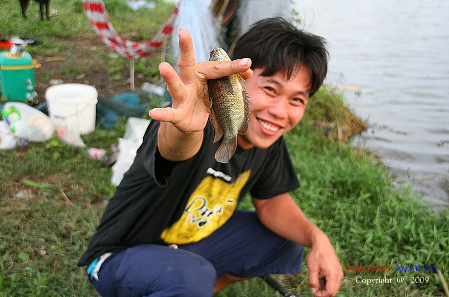  :grin: :grin:  เจ้าตัวนี้นี่เอง....วันนี้ทั้งวัน น้าอณุสรณ์นั้งสอยปลาหมอ....
ให้พวกเราเอากลับไปฉู่