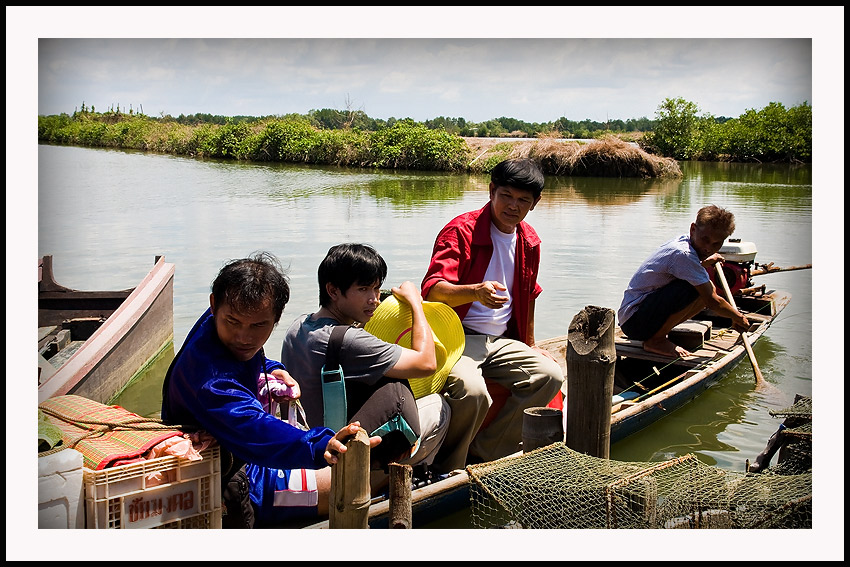       :smile:     ขนสัมพารกลงเรือ  สังเกตว่าทีมงานไม่ตามมาสักคน มีแต่พวกบ้าตกปลาอย่างเดียว :smile: