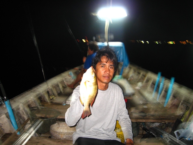 หมายแรกที่เดิมที่น้าฉายเพิ่งกลับแถวร่องเรือขุด
ปลาตัวแรกเป็นของผม
 :laughing: :laughing: :laughing
