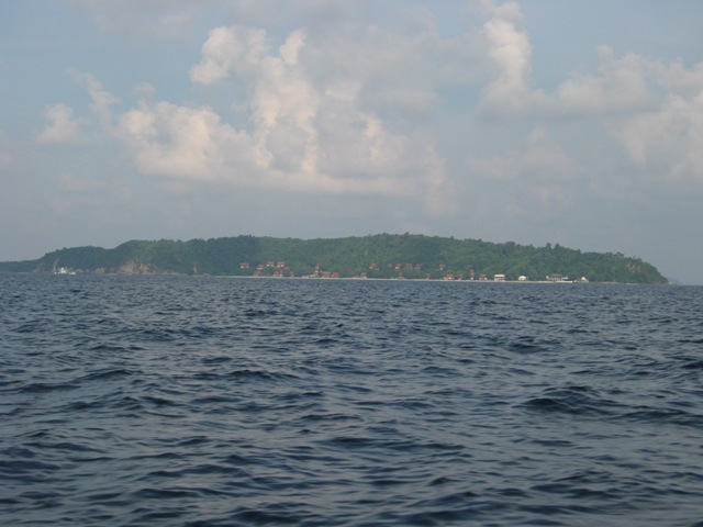 เกาะไม้ท่อนระหว่างวิ่งเรืออีก1.5 ชั่วโมงกว่าจะถึงหมาย

 :cheer: :cheer: :cheer: :cheer: