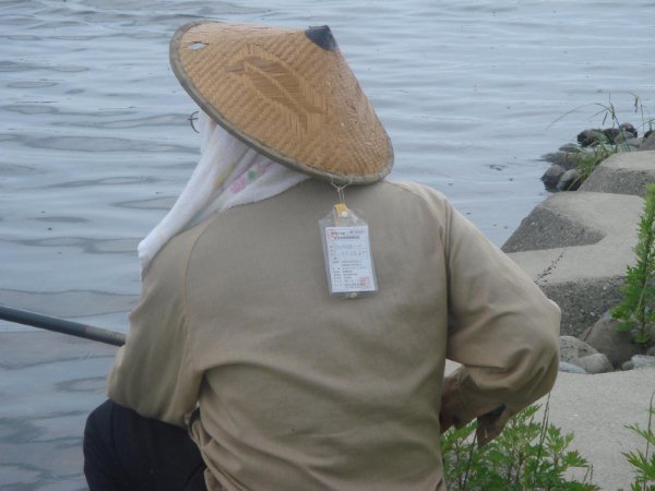 มาถึงลุงคนนี้บ้าง

ป้าย....ที่ห้อยอยู่กับหมวกแก   คือ ใบอนุญาติตกปลาครับในแม่น้ำครับ  ตกน้ำจืดที่ญ