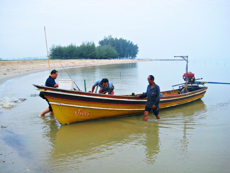  ... ช่วยกันขนอุปกรณ์ ... ลงเรือที่จอดรอเราอยู่แล้ว ... 