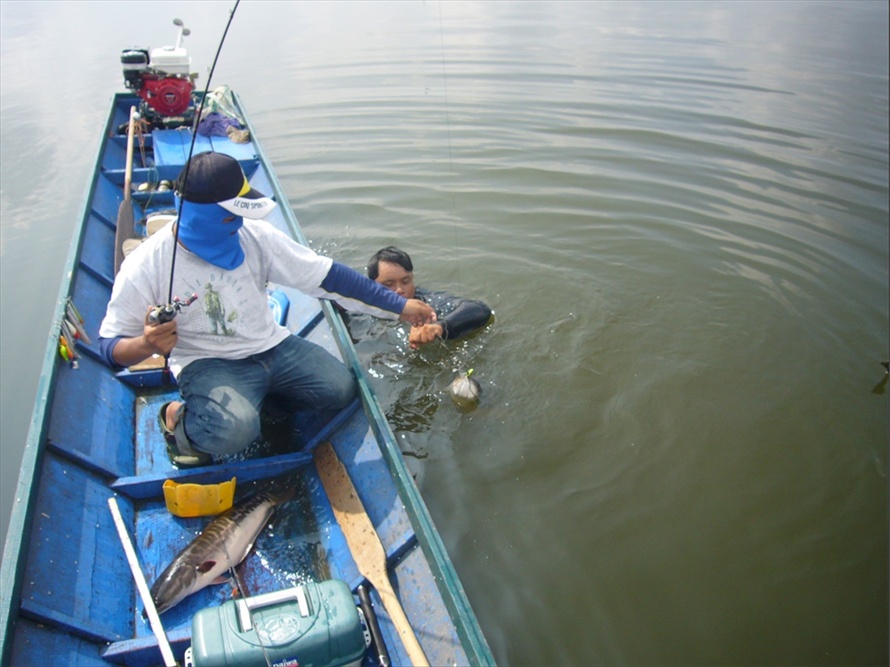 เลยต้องลำบากคนเรือ....ซะแล้ว..... :grin:

 [q] ผลงานคุณภาพมาอีกแล้ว   ติดตามชมครับ  [/q]
สวัสดีรอ