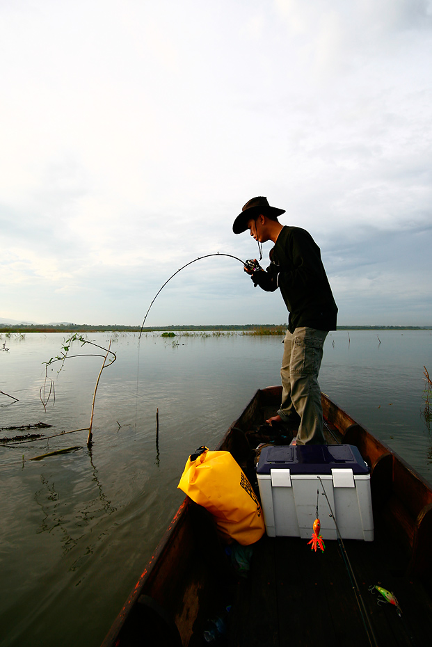 โดนลากไปพันตอซะงั้น 


                     ---------------  ไปเช้ากลับสายเอง น้าฟอสฟอรัส  เจอลมต