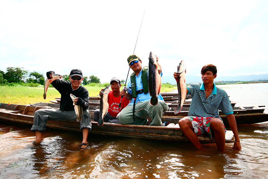 หันกลับมาเพราะน้อง ๆ  บนฝั่งเรียกกั