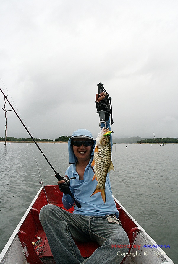  :grin: :grin:  หลังเติมน้ำมันเรือเป็นที่เรียบร้อย....กลับออกไปใหม่....ตีไปได้สองไม้....
ตูมอีกแล้ว