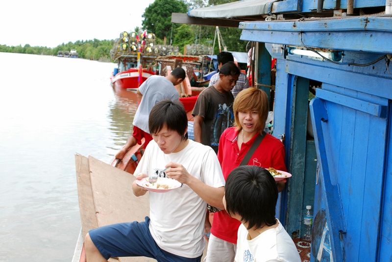 ลงเรือมาก็ซัดกันไปก่อนครับ พอดีตรงกับงานเลี้ยงทำบุญเรือพอดี
อิ่มหน่ำๆ