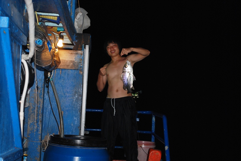   ของทัศน์ลงเหยื่อท้ายเรือได้ครืดคราดไซส์สวยขึ้นมาเช่นกันครับ

  คืนนี้เราลงทั้งเหยื่อปลาเป็นหน้าด