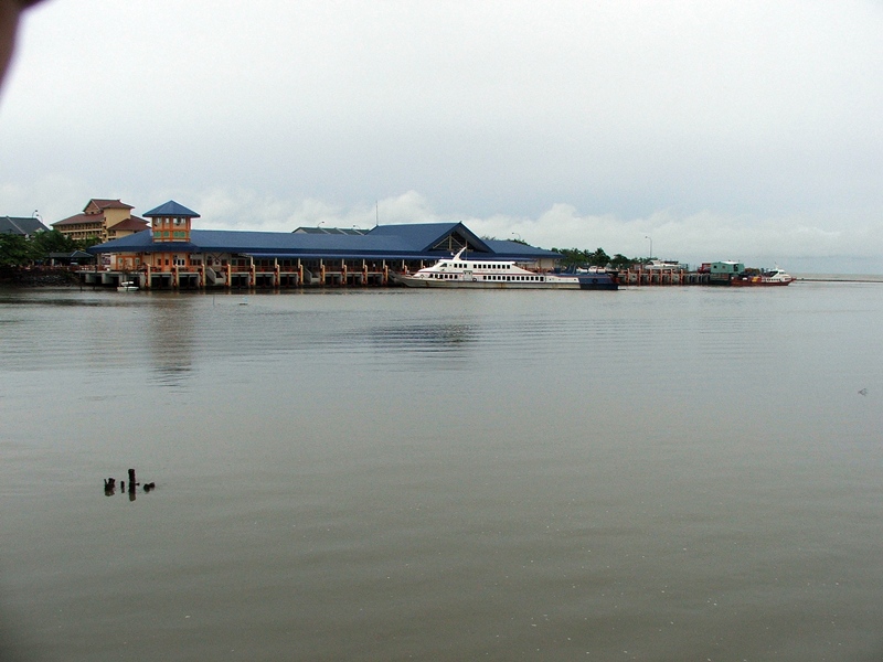  ท่าเทียบเรือโดยสารไปเกาะลังกาวีที่อยู่ฝั่งมาเลย์รัฐปะลิสอยู่ใกล้กับท่าเรือที่เราจะเทียบท่าครับ