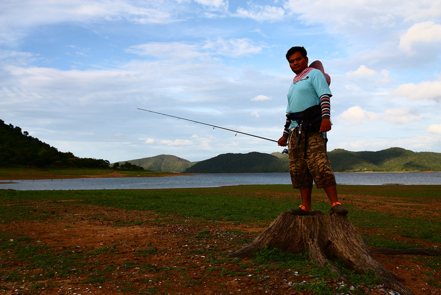 ป๋าอ๊อด เจอโลเกชั่นสวย ๆ เป็นตอไม้ เลยให้พงเต๊บมาดไปยืนถ่ายรูปซักใบ...
แต่ถ่ายออกมา แบบนี้ ไม่ถูกใจ