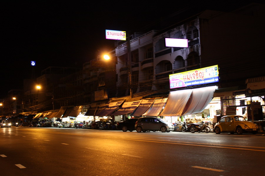 ตลาดหนองมน ยามค่ำคืน  :grin: :grin:
น้า ๆรับ ข้าวหลาม ใหมครับ  :grin: :grin: