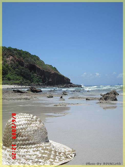 หาดนี้ปอยชอบจังค่ะ ....เหมือนไม่มีคนเลย ไม่มีร้านขายของ ไม่มีเก้าอี้ชายหาด ไม่มีแม้แต่นักท่องเที่ยว 