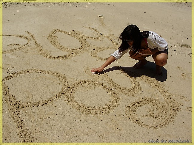 หาดนี้ใช้เวลาถ่ายรูปกันนานพอสมควรเลยค่ะ แต่ส่วนมาก รูปที่ถ่ายจะเป็นรูปคนซะมากกว่าวิว :laughing:

