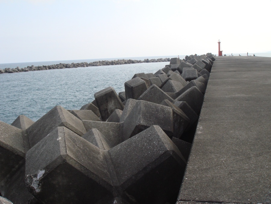 วางกันตลอดแนว.......เพราะหาดโมโนเบะ   ได้ฝุ่นเข้าตรงๆปีละหลายๆลูก......

.เดี่ยวเดือนแปดเดือนเก้าเ