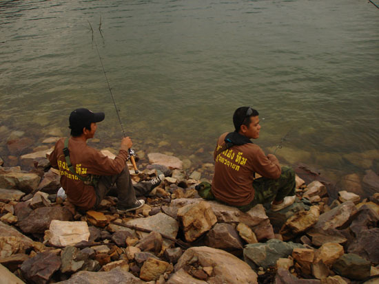 ไวกันจริงๆ พี่หนุ่มคนซ้ายผู้นำทีม แปบเดียวถึงเรือแล้ว  