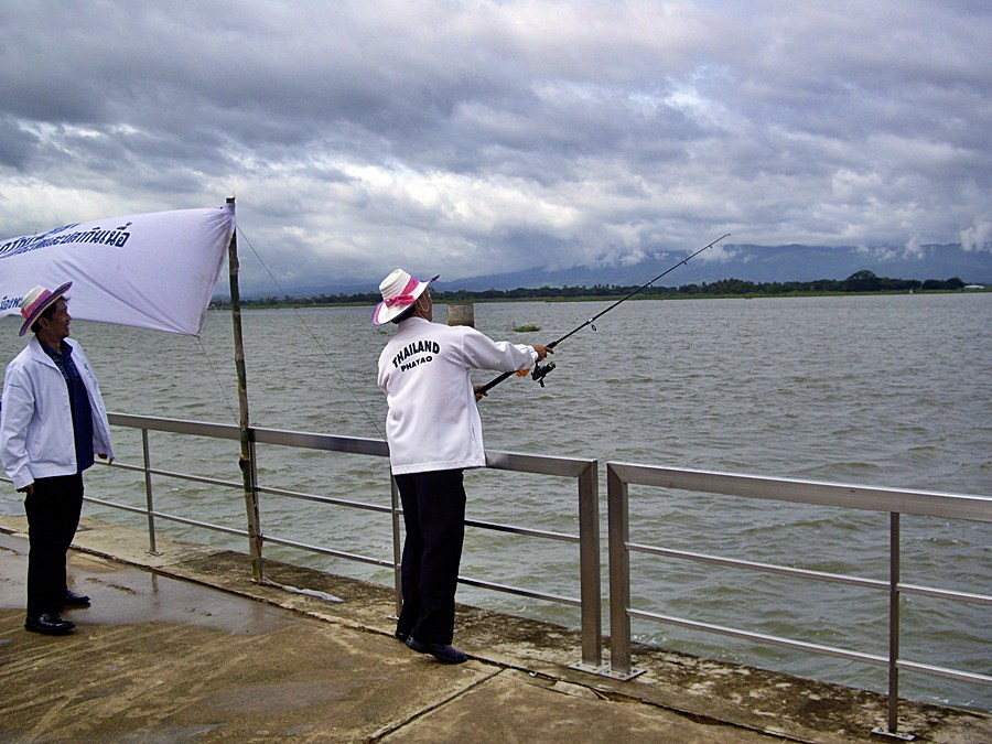 พิธเปิดโดยท่านรองผู้ว่าราชการจังหวัดพะเยา ท่านดำรงค์   อารีกิจ   เปิดงานโดยการตีเหยื่อปลอมครับ  5555