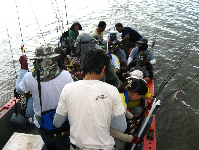 เรือ ไททานิค มารับแล๊ะครับ หลังจากที่ไปรับกลุ่มของ ป้านิ่ม ที่ท้ายบ่อ 8 คน กลุ่มผมอีก 11 คนขับเรืออี