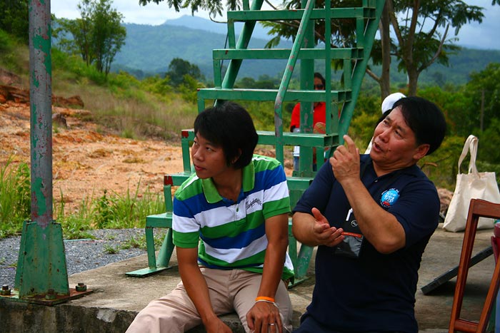 ลุงวัสจาก ททท. และ พิธีกรชาย ผู้พิการทางขา
