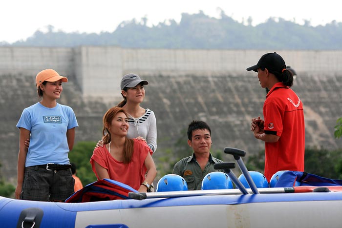 น้อง ๆ ทุกคนจะลงเรือยางเพื่อล่องแก่งชมบรรยากาศในแม่น้ำนครนายก
