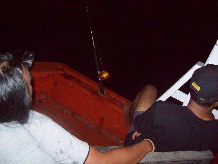 ท้ายเรือเหลือผมกับน้ารัต น้าอ้นเฝ้าหัรเรือครับ  :grin: