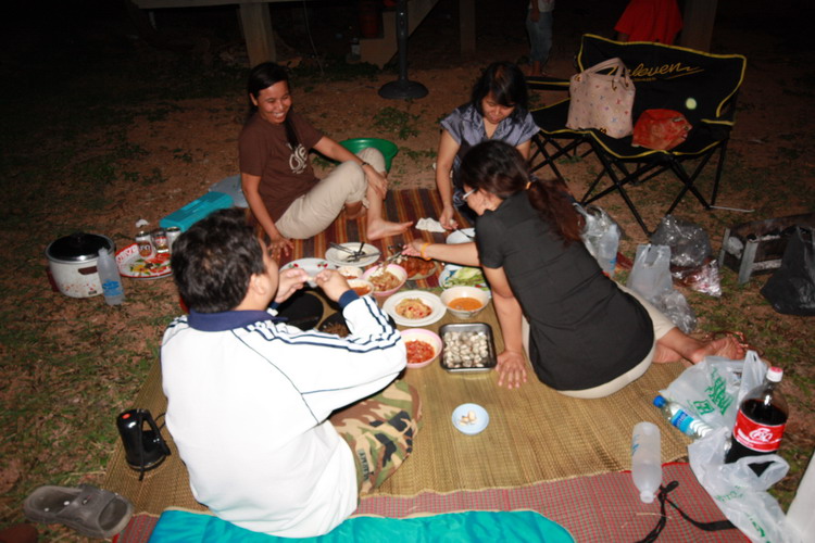มาถึงก็ร่วมวง โซ้ยข้าวทันที แบบว่า