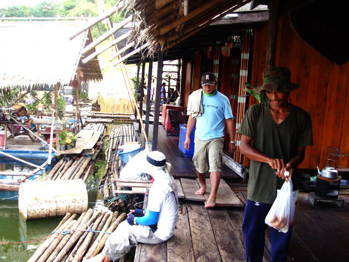 ไต๋พาขับเรือย้อนลงมาที่ เซเว่นเพื่อซื้อกับข้าว
บ้านที่เราพักกินข้าวนั้นปลูกกล้วยไม้หายากๆทั้งนั้น
