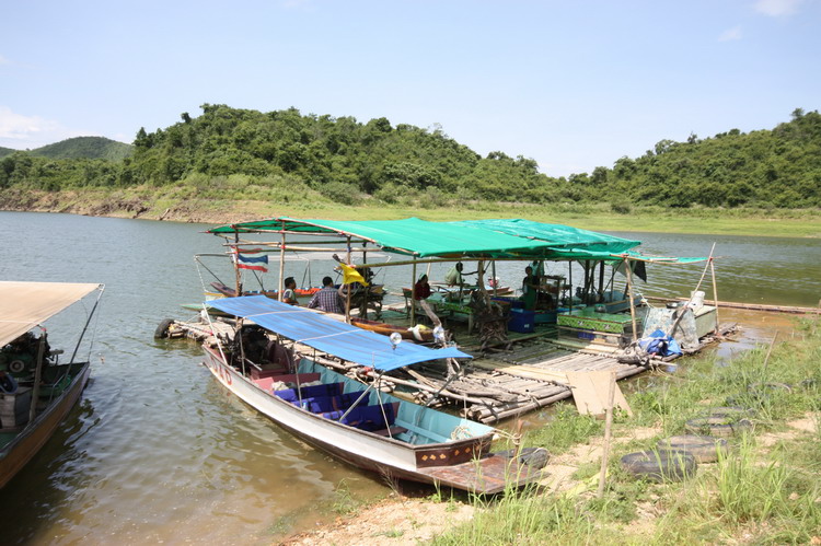 มีร้านก๋วยเตี๋ยวด้วย  :umh: :umh: