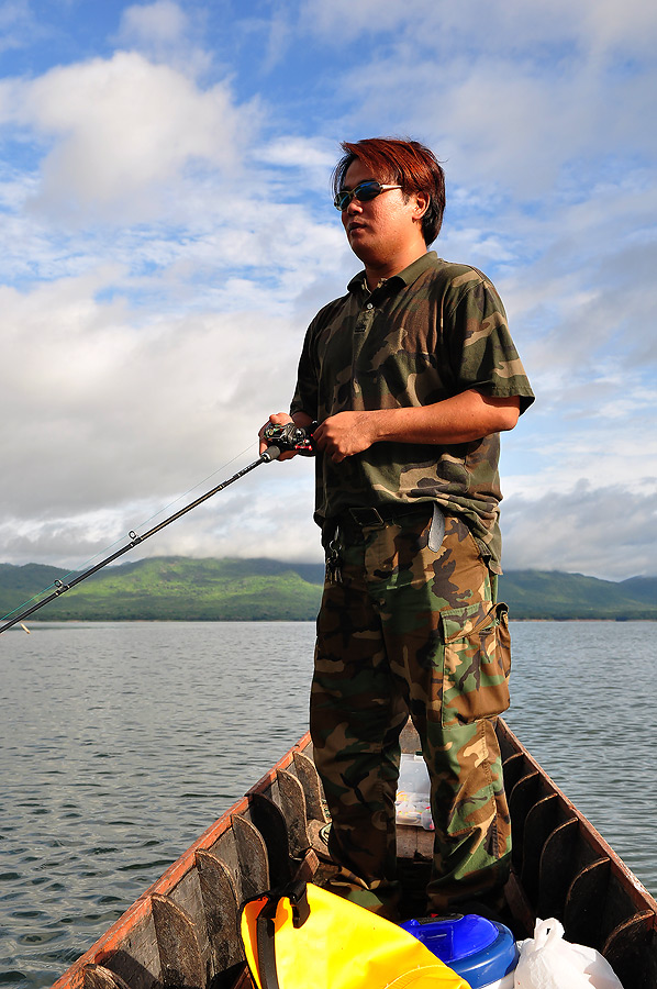 วิ่งเรือไม่นานนัก เราก็ถึงหมายแรก หันไปถามไต๋ ว่า "เออ.........แถวนี้ มีปลาไรนัก" คำตอบสวนกับมาทัน