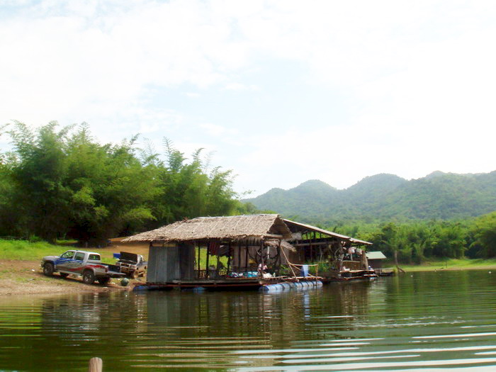 เรือวิ่งออกไปแล้วผมก็นั่งตกสะปิ๋วต่อ
 :cheer: :cheer: :cheer: