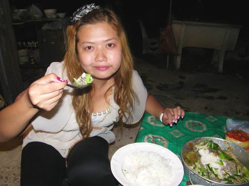 กินข้าวด้วยมั๊ยคร้า.... :umh: :umh: :umh: