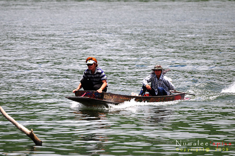 วิ่งเรือมาได้ซักพักก้เจอเรือลำของน้าตุ้ย  กะ น้าโชฯ  แต่เอ....................น้าโชฯ  ไปไหนหว่า?   :