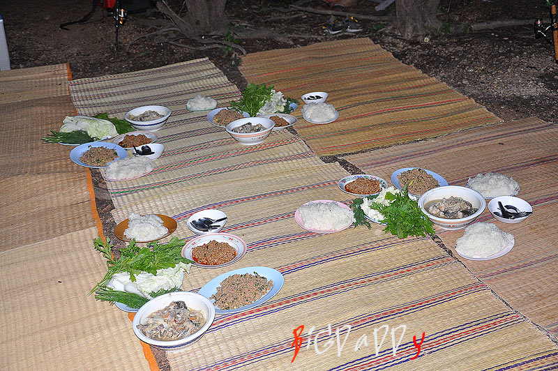 สำรับกับข้าวเสร็จแล้ว  วันนี้หิวกันมากๆครับ.... :cheer: