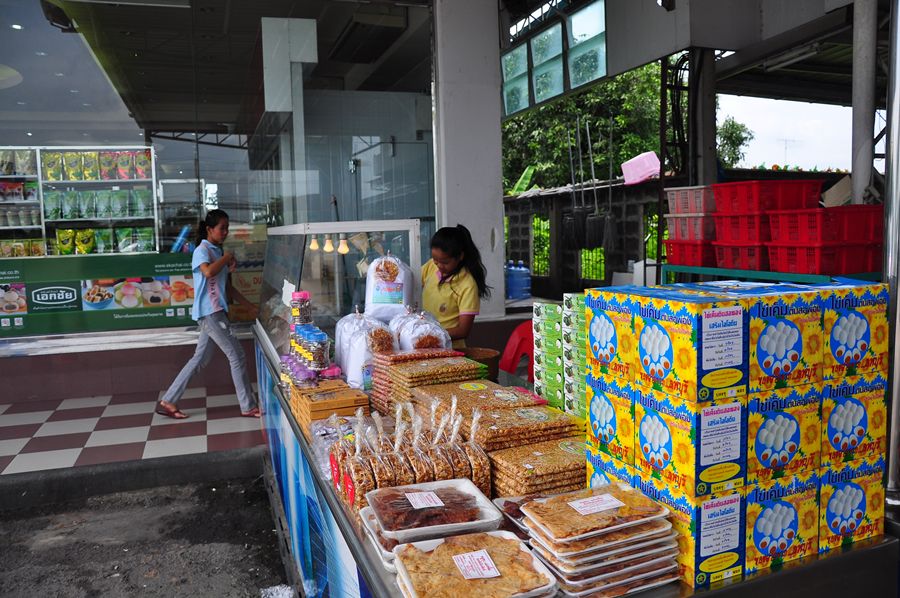 ถือโอกาสซื้อกระหรี่ปั๊บไปฝากเจ้าของสถานที่ที่เราจะไปตกปลาสักสองกล่องดีกว่า :blush: :blush: :blush:
