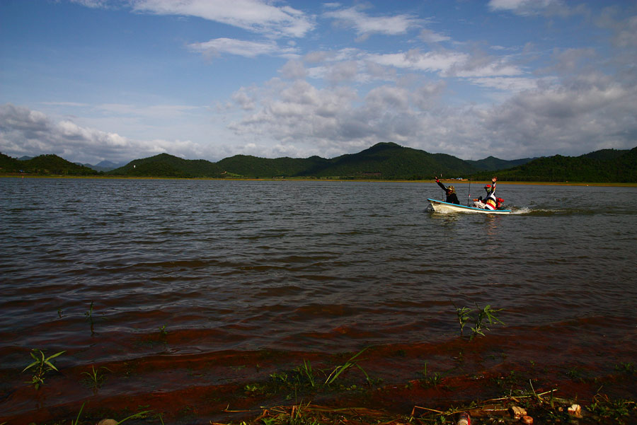 แล้วเค้าทั้งสอง ก้อล่องเรือกลับมา

