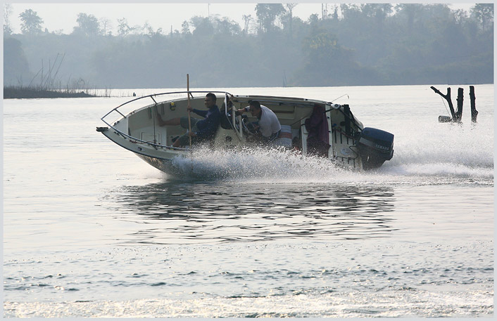 ไม่ใช่เรือผมหรอกครับ แต่เห็นเทโค้งสวยดี เลยเอามาให้ชมครับ  :laughing: :laughing: :laughing: