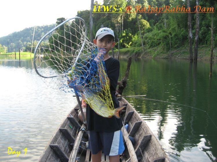 






 เรืออีกลำ ที่มีกล้องติดไปด้วย คือ พี่ตุ๊กแก พี่ชัย เจ้าโอม และเจ้าโอ ครับ

 เรือลำน