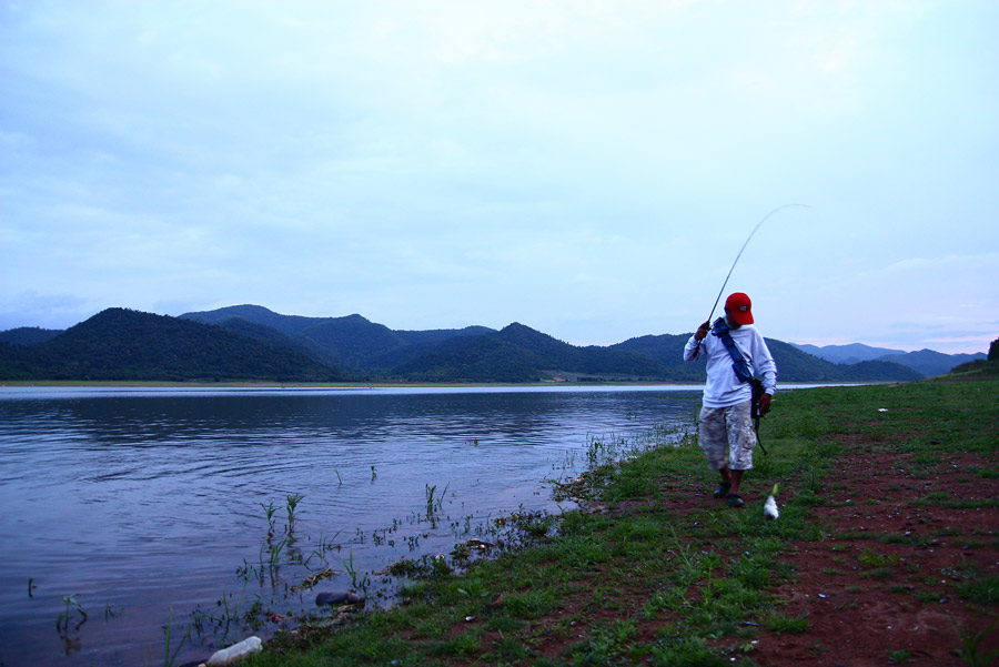 เข้าเขื่อนเอาเรือลงน้ำ ล่องไปเข้าหมายคิลลิ่งโซน...
ตีห้าครึ่งเท่านั้น ป๋าอ๊อดก้อซัด เจ้าปลิ้นปล้อน 