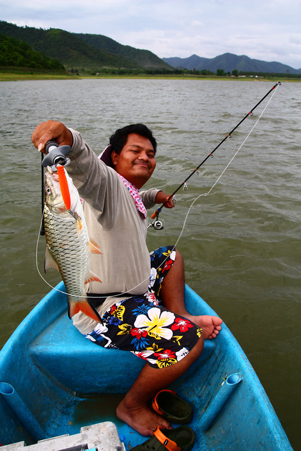 ปลาตัวสุดท้ายของทริป.....
ป่าอ๊อดต้องรีบไป ตีกอล์ฟ....ไม่ซีเรียสเท่าไหร่ เพราะลมพัดอู้มาพอดี...
ไป
