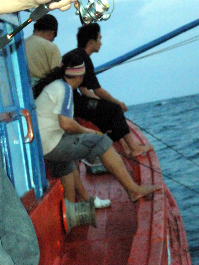 ด้านหัวเรือก็ช่วยกันโสกเหยื่อ  :grin: