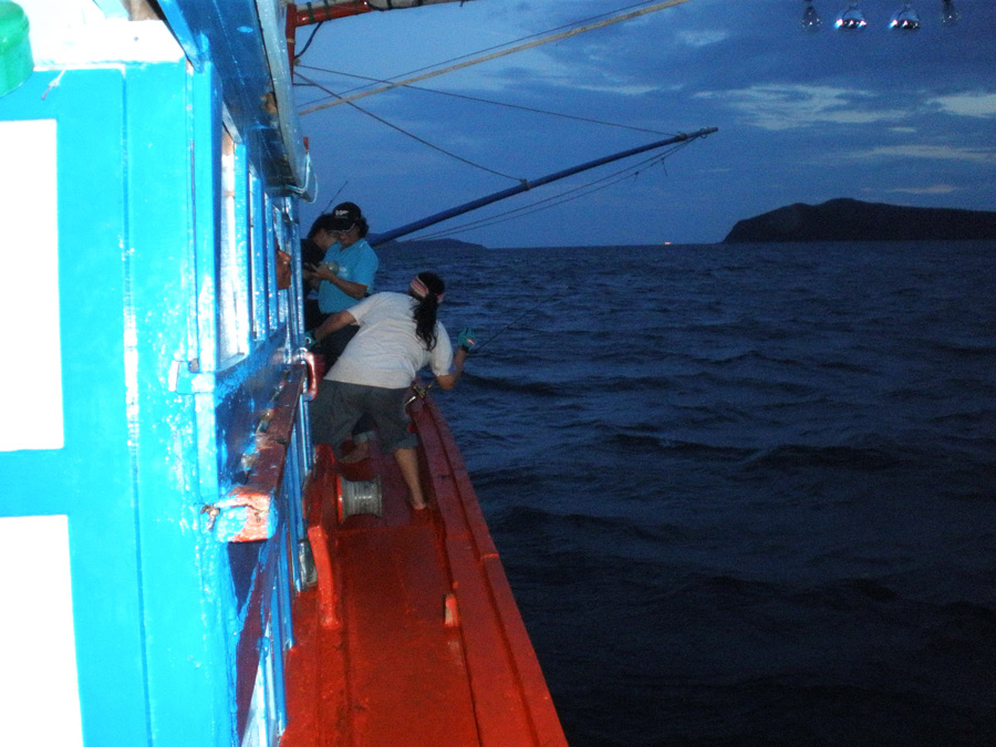 เผลอแป๊บเดียวน้าดั๊ยไปมั่วกับเขาอยู่ที่หัวเรือแล้ว  :laughing:
