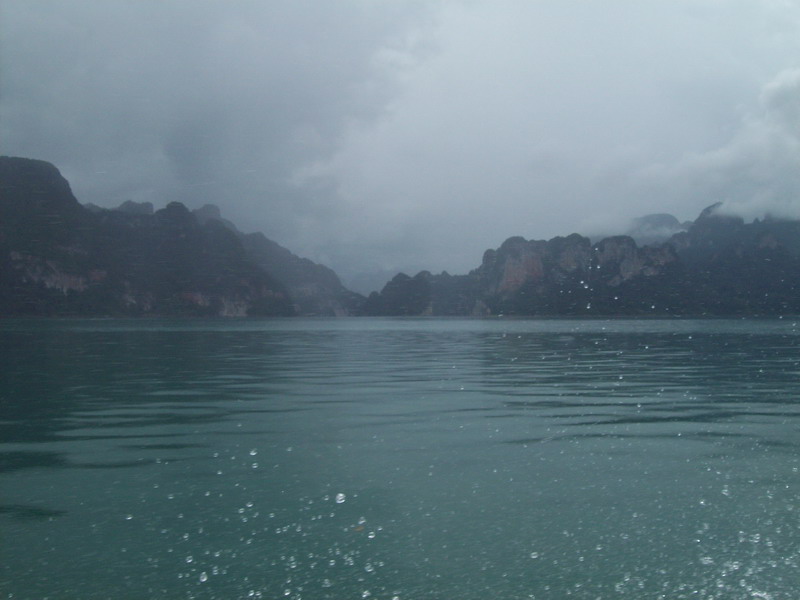 ฝนก็ตกหนักกล้องเปียกหมด............ :laughing: :laughing: