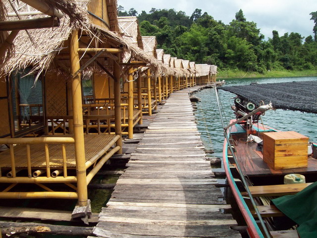  :cool: :cool:เรือนแพริมน้ำทำกันง่ายๆเห็นสร้างแต่ในน้ำ :grin: :grin:บนฝั่งอุทยานคงไม่ให้บุกรุกไปก่อส