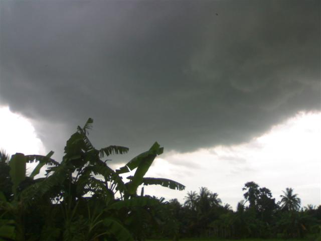 ฟ้าฝนก็ไม่เป็นใจ เพราะผมมองดูฟ้าก่อนที่รีบวิ่งไปที่รถครับ 

ผม : รีบไปดีกว่าฝนมามืดตึบเลย


 :o