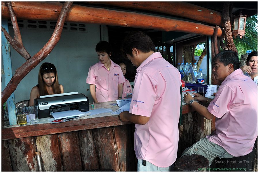 
จุดลงทะเบียน  พร้อมถ่ายรูปติดบัตรน