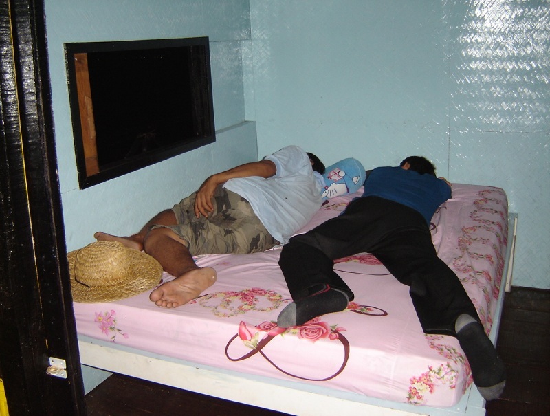 ............แอบมานอนเอาแรง...........(น้องโข่งกับ