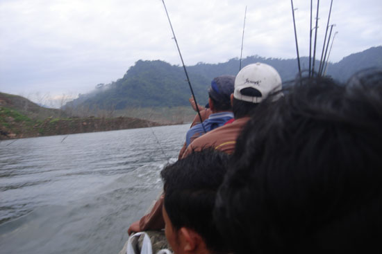 เรือมารับ 6 โมงฟ่าๆ แล้ว ลงเรือปุ๊บ ค