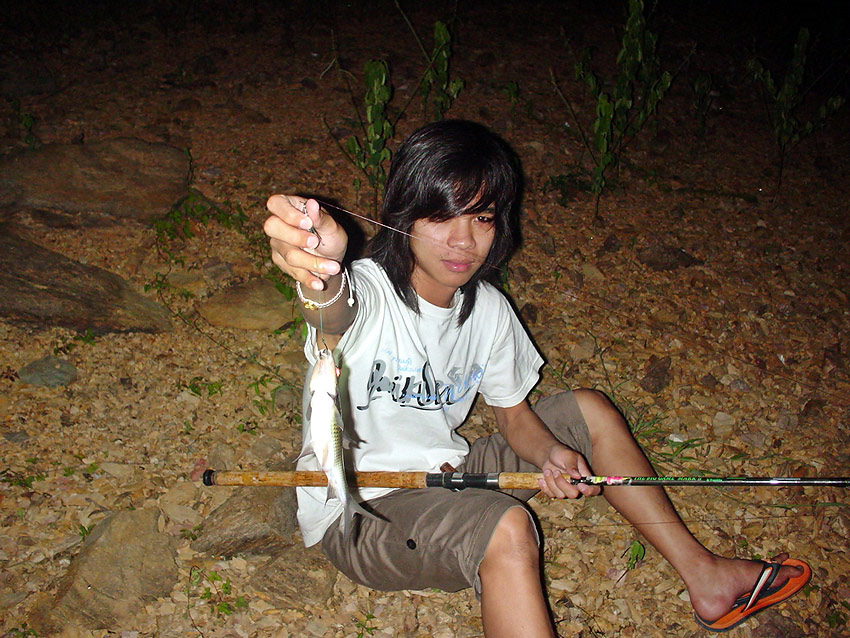  

[b]มันคือ  ลูกปลาตะโกกครับ  มาไงเนี่ย  มาตกปลากดนะ เนี่ย[/b] :laughing: